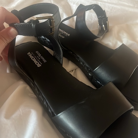 Ankle wrapped platform sandals - Picture 2 of 3